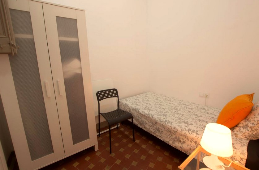 A furnished private student room in Eixample, Barcelona