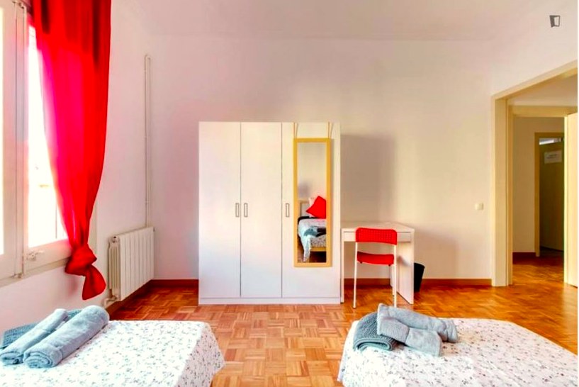 A furnished shared student room in Eixample, Barcelona photo 3