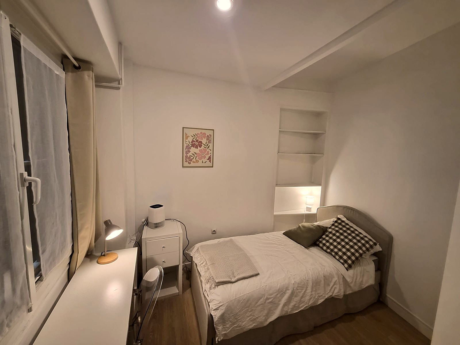 A furnished private student room in 8eme Arrondissement, Paris
