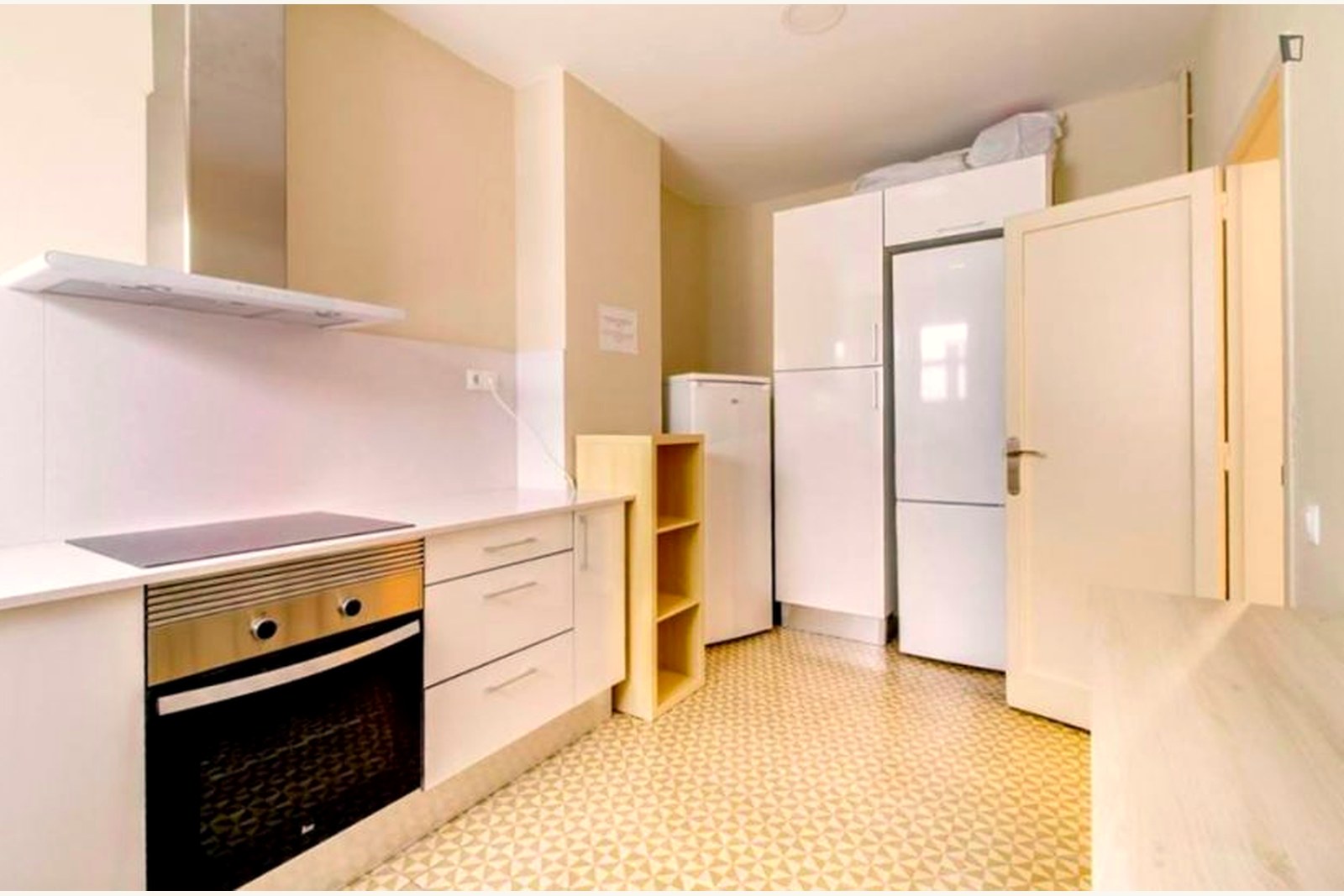 Jump In Muntaner I — Kitchen — oven, hob and fridge