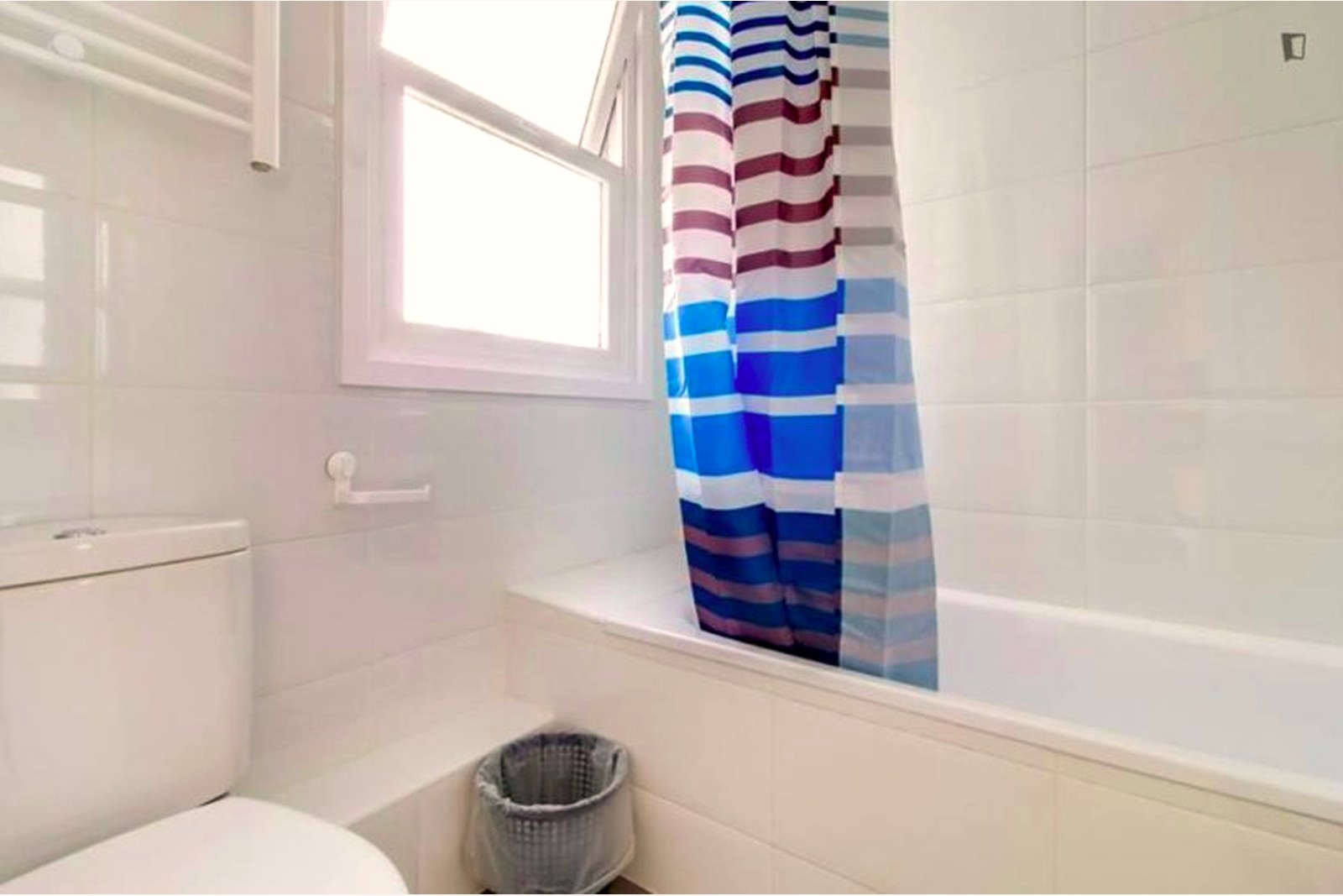 Jump In Muntaner I — Bathroom 2 — bathtub with shower