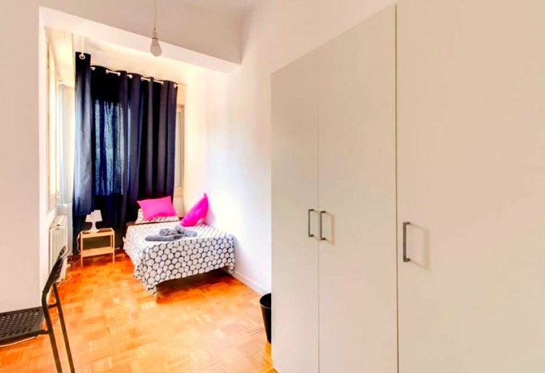 A furnished private student room in Eixample, Barcelona photo 2
