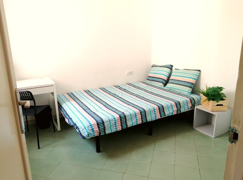 A furnished private student room in Eixample, Barcelona