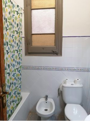 Jump In Balmes — Bathroom 3 — bathtub, bidet and toilet