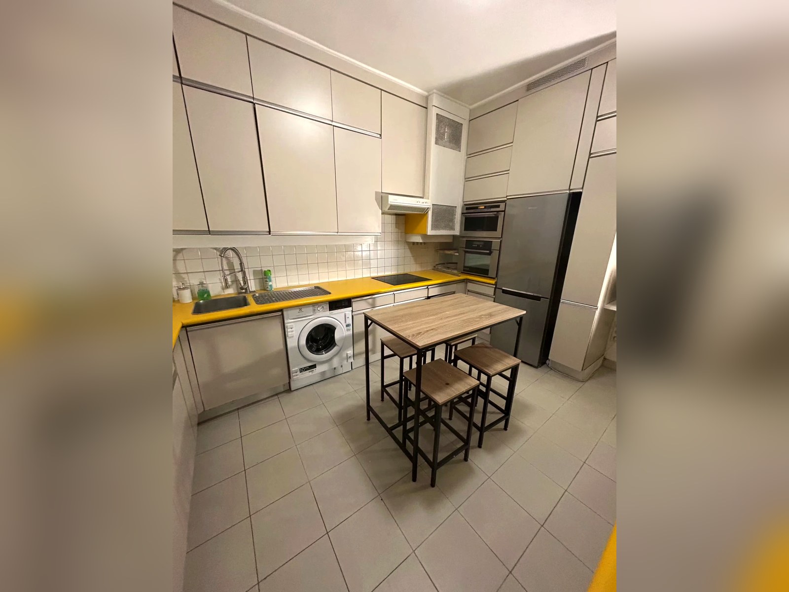 Jump In Saussaies — Kitchen — fully equipped with breakfast bar