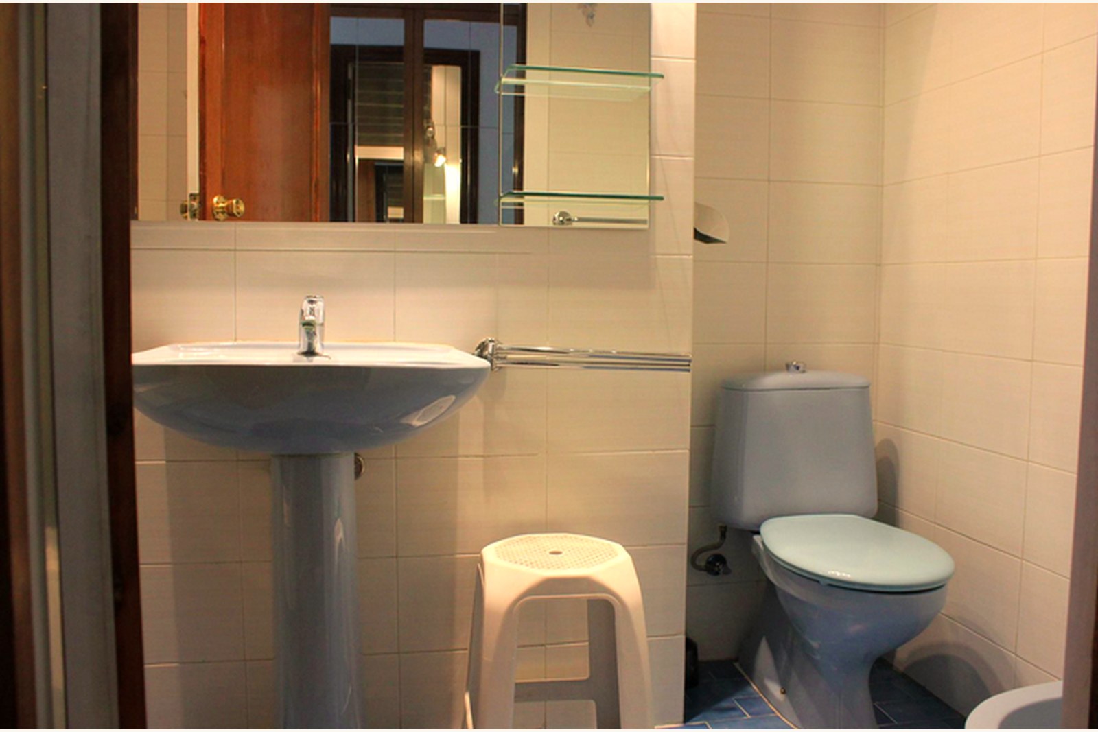 Jump In Letamendi — Bathroom 1 — washbasin, mirror and toilet