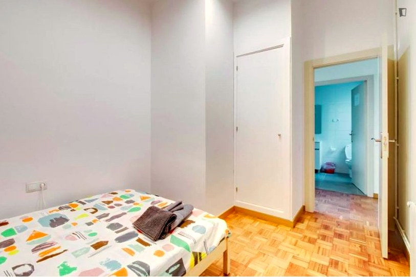 A furnished private student room in Eixample, Barcelona photo 3