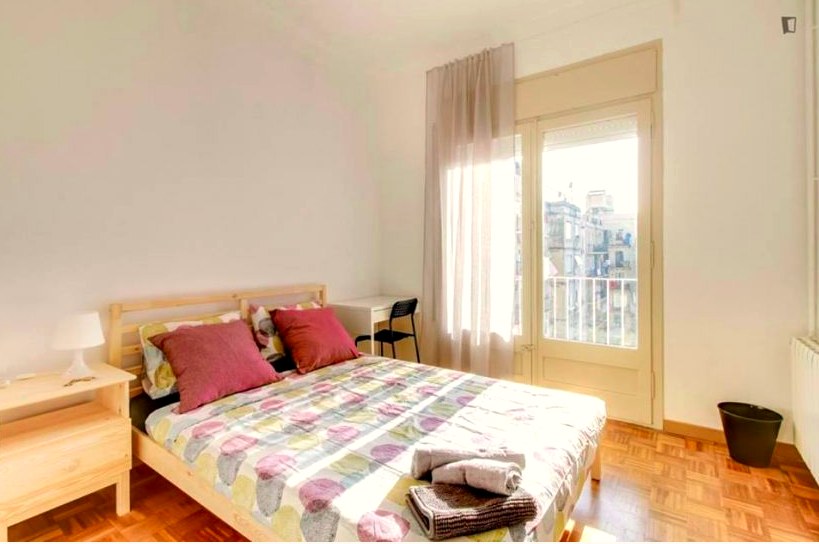 A furnished private student room in Eixample, Barcelona photo 2