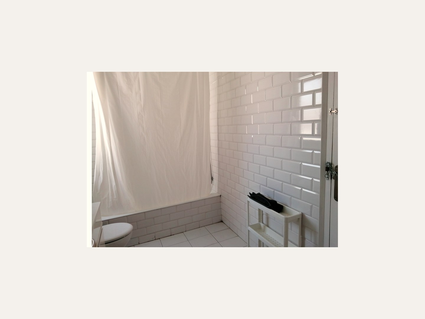 Jump In Muntaner II — Bathroom 1 — shower