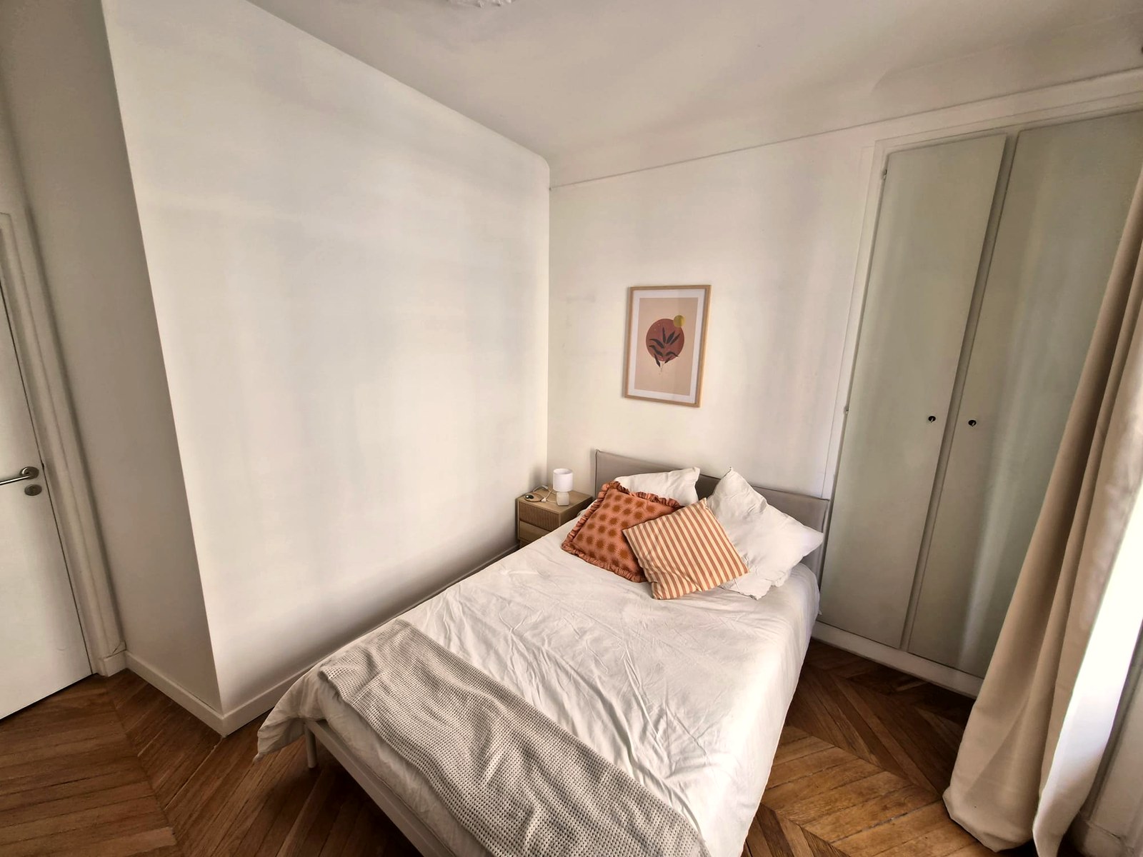 A furnished private student room in 8eme Arrondissement, Paris photo 2