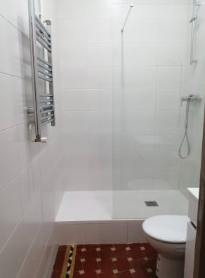 Jump In Balmes — Bathroom 1 — walk-in shower and toilet