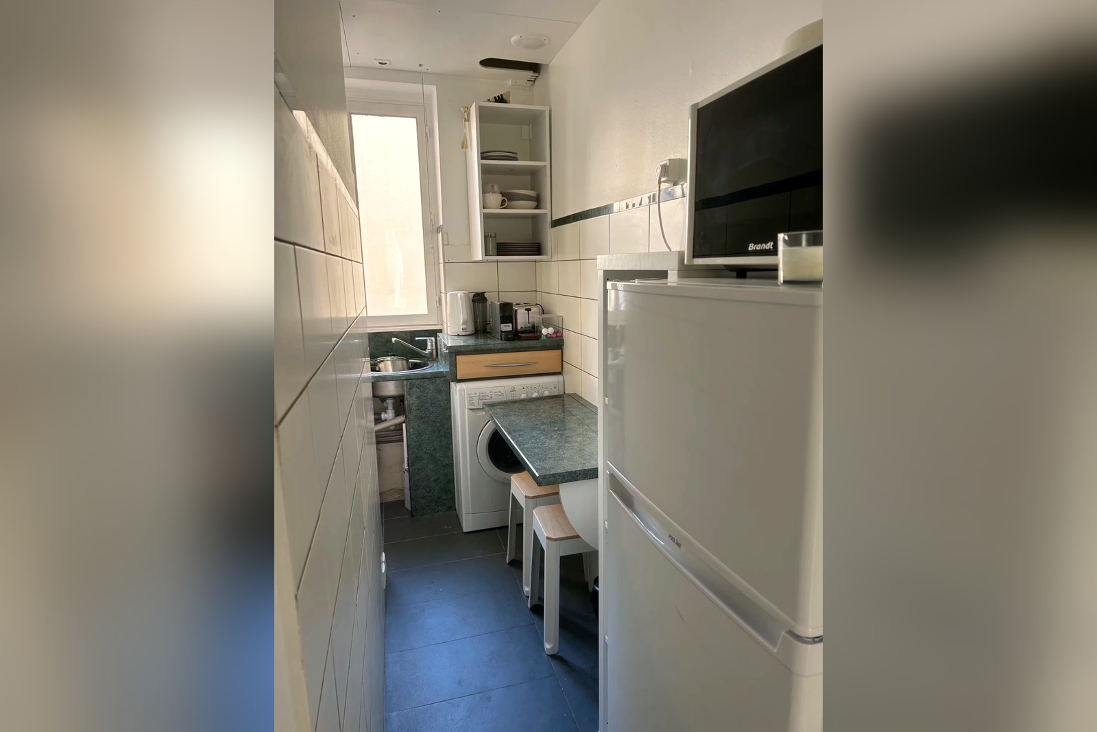 Jump In Pouchet — Kitchen — fully equipped with dining table