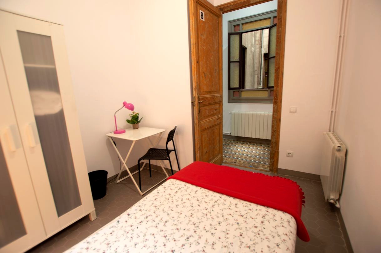 A furnished private student room in Eixample, Barcelona photo 2