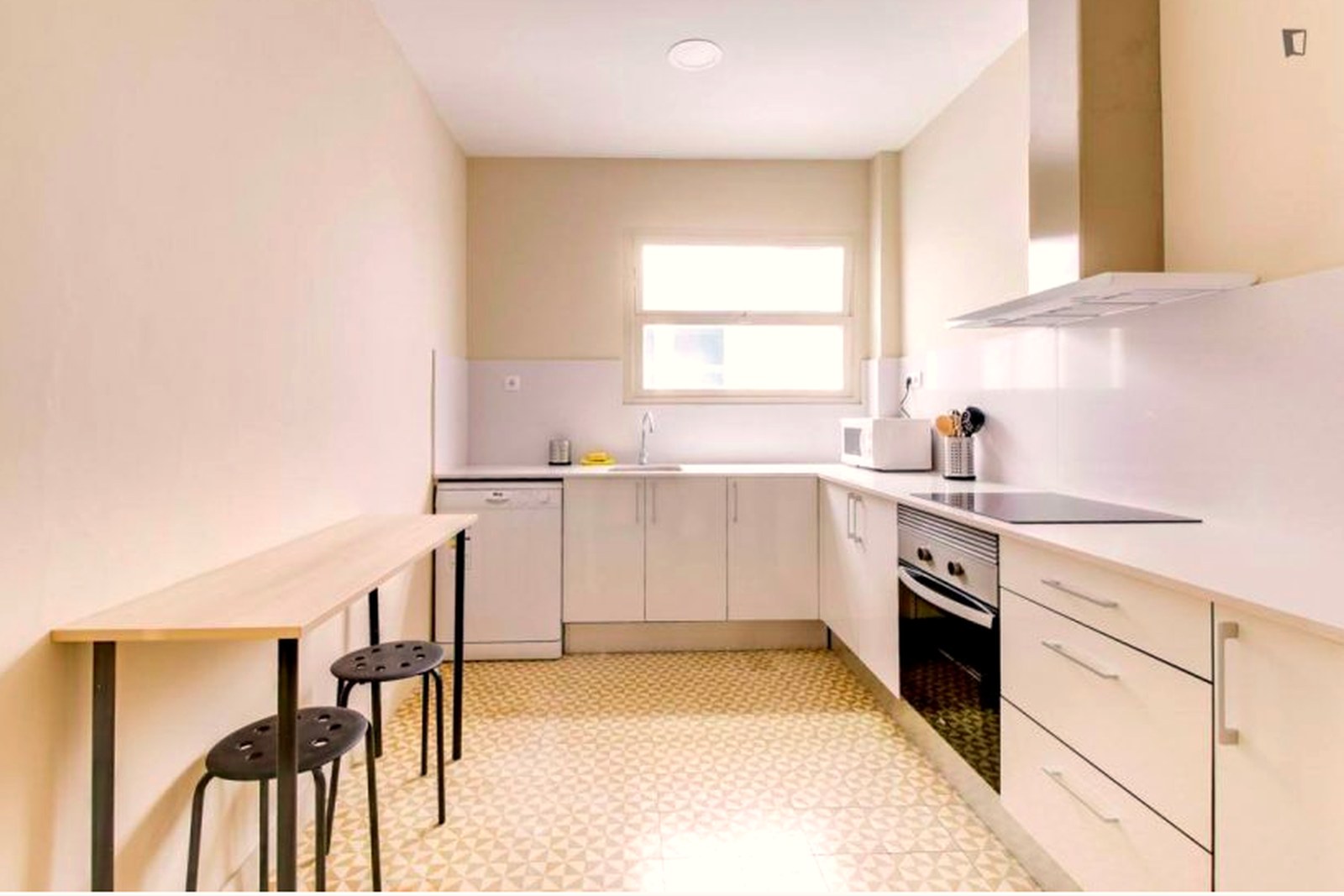 Jump In Muntaner I — Kitchen — bright with breakfast bar