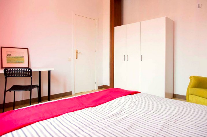 A furnished private student room in Eixample, Barcelona photo 2