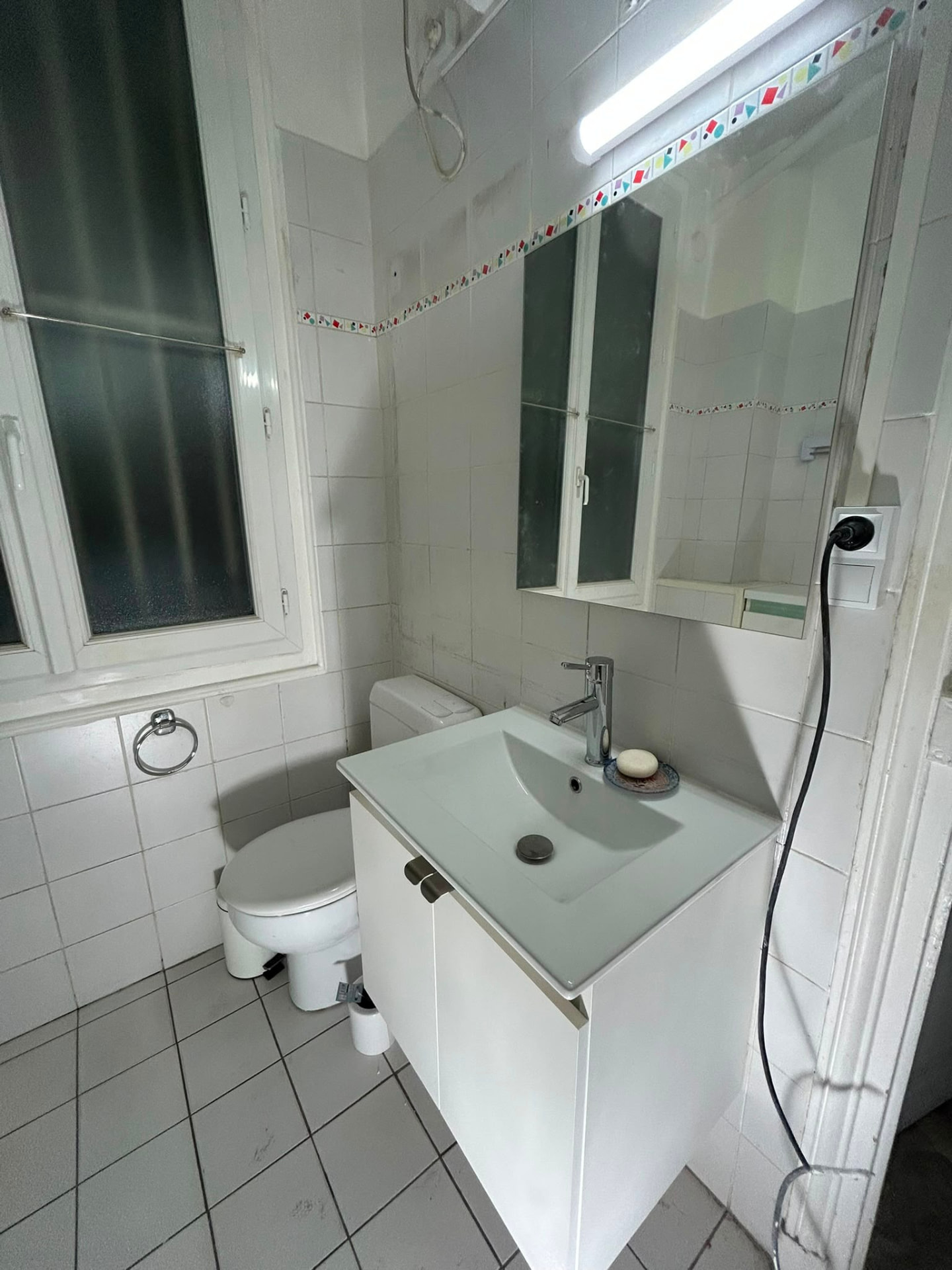 Jump In Saussaies — Bathroom 1 — washbasin, mirror and toilet