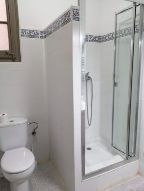 Jump In Balmes — Bathroom 2 — shower cabin and toilet