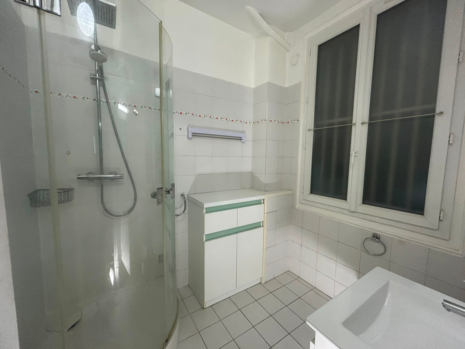 Jump In Saussaies — Bathroom 1 — shower, storage and natural light