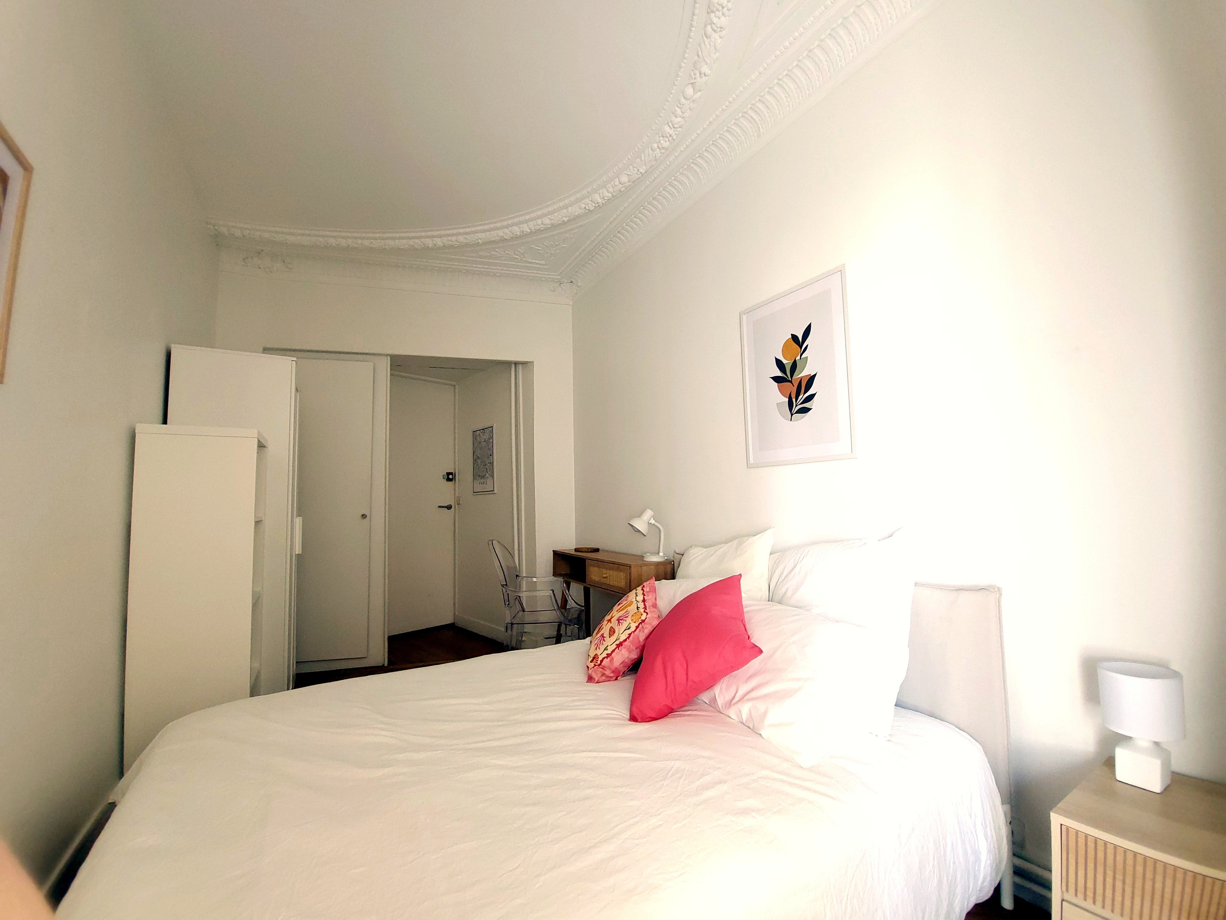 A furnished private student room in 8eme Arrondissement, Paris photo 2