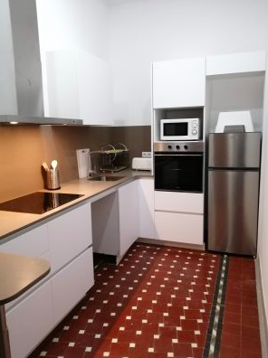 Jump In Balmes — Kitchen — fully equipped with oven and microwave