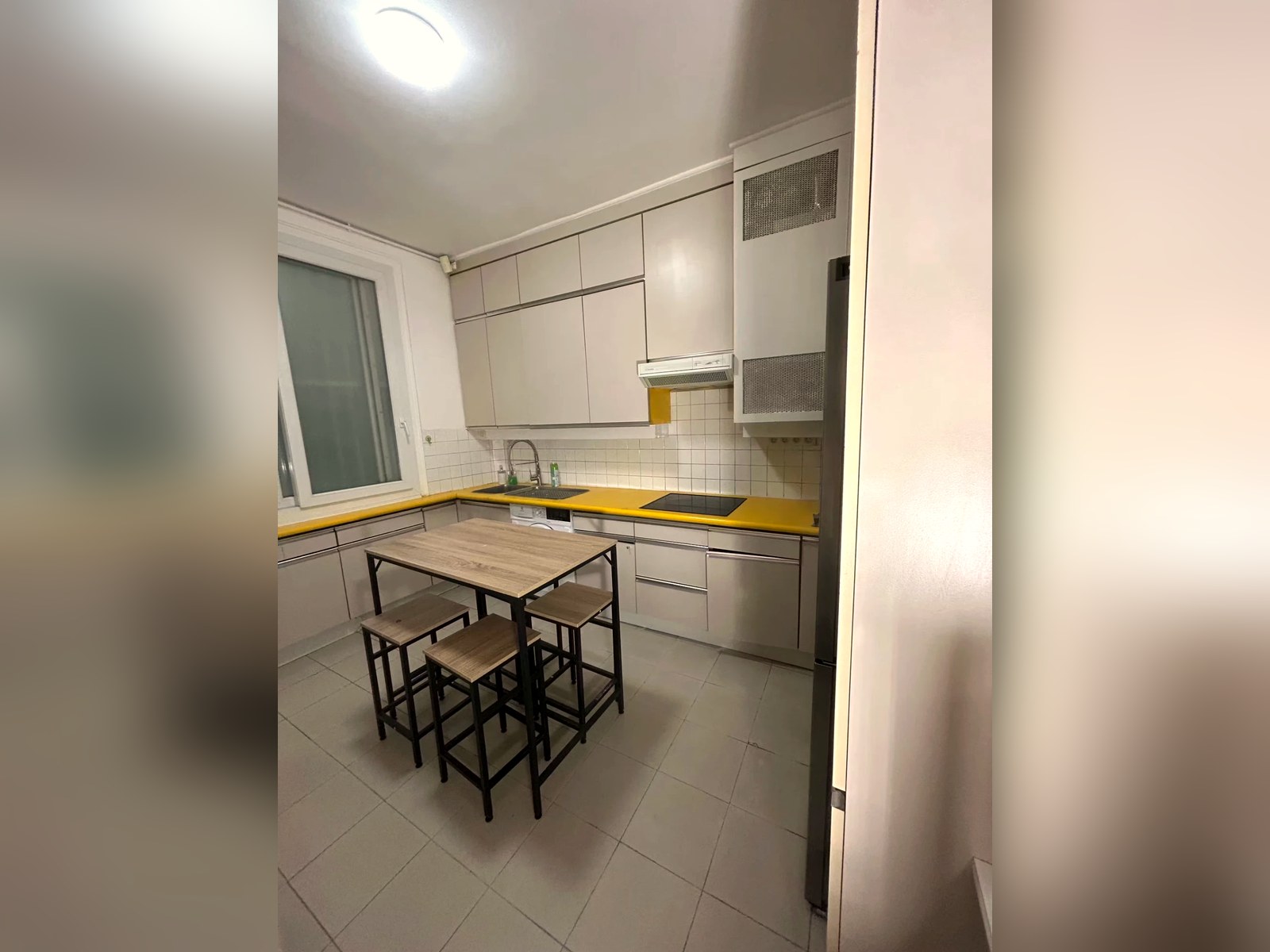 Jump In Saussaies — Kitchen — hob, oven and fridge