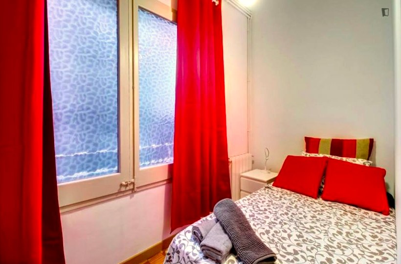 A furnished private student room in Eixample, Barcelona