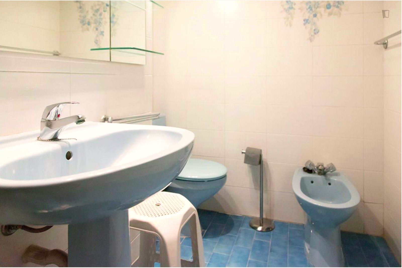 Jump In Letamendi — Bathroom 1 — washbasin and toilet