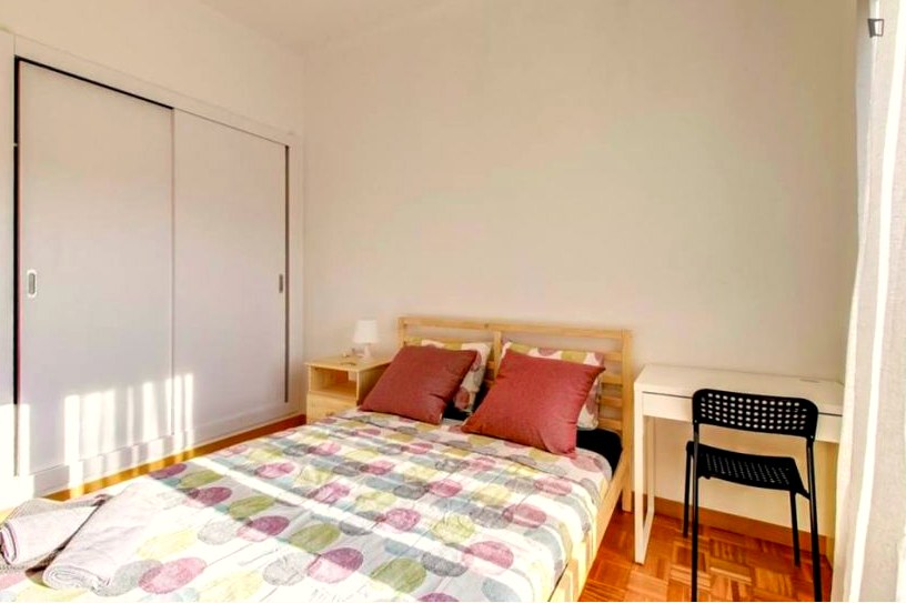 A furnished private student room in Eixample, Barcelona photo 3