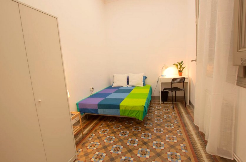 A furnished private student room in Eixample, Barcelona