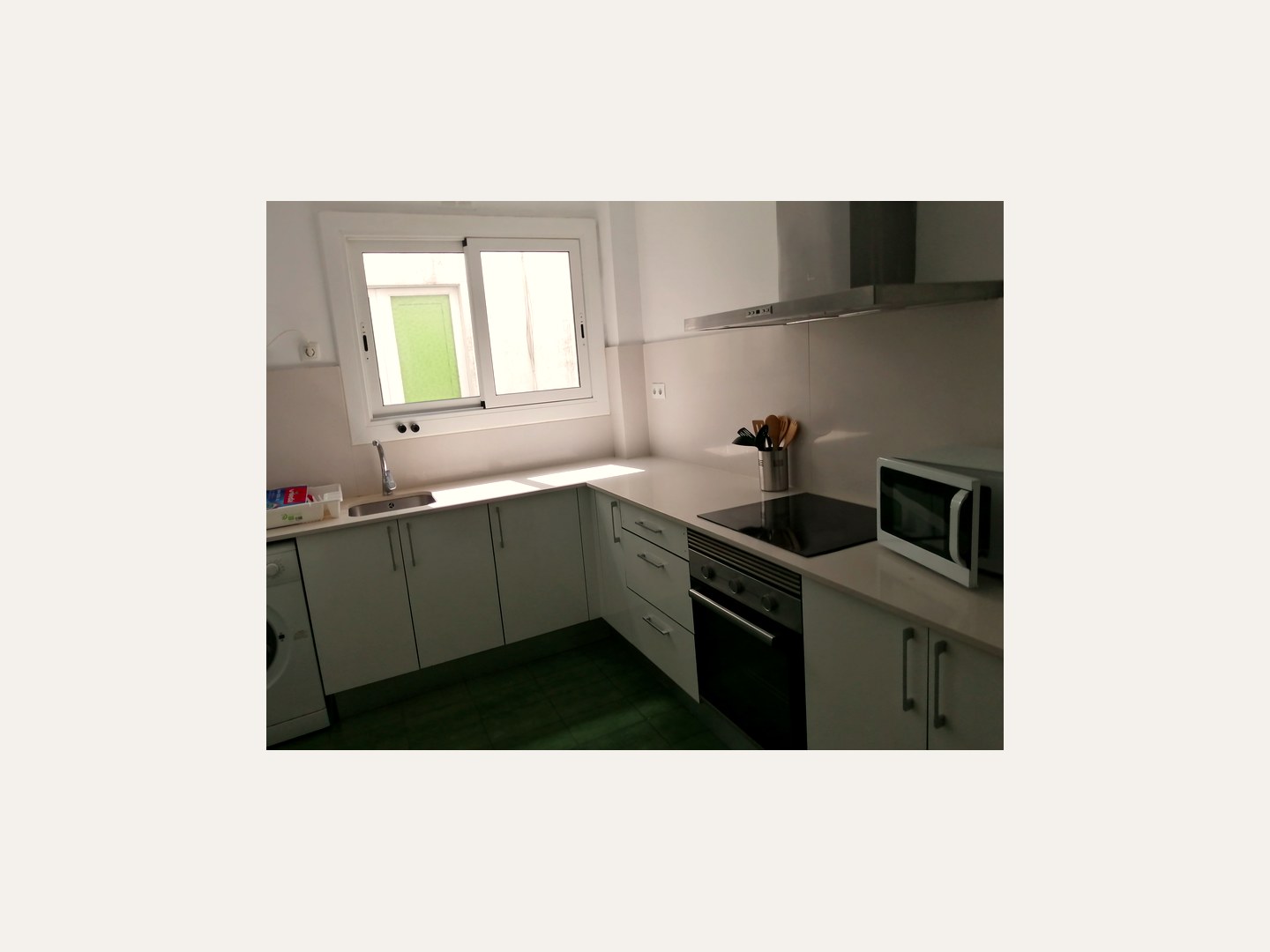Jump In Muntaner II — Kitchen — hob, oven and worktop