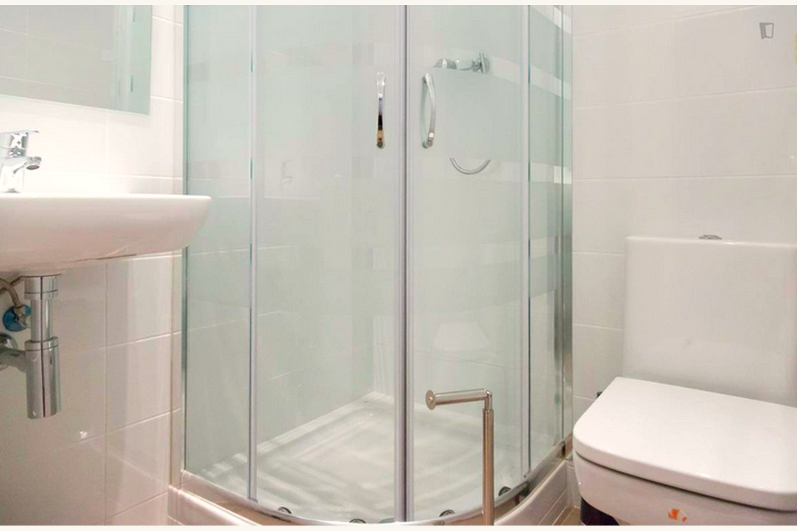 Jump In Letamendi — Bathroom 2 — walk-in shower and toilet