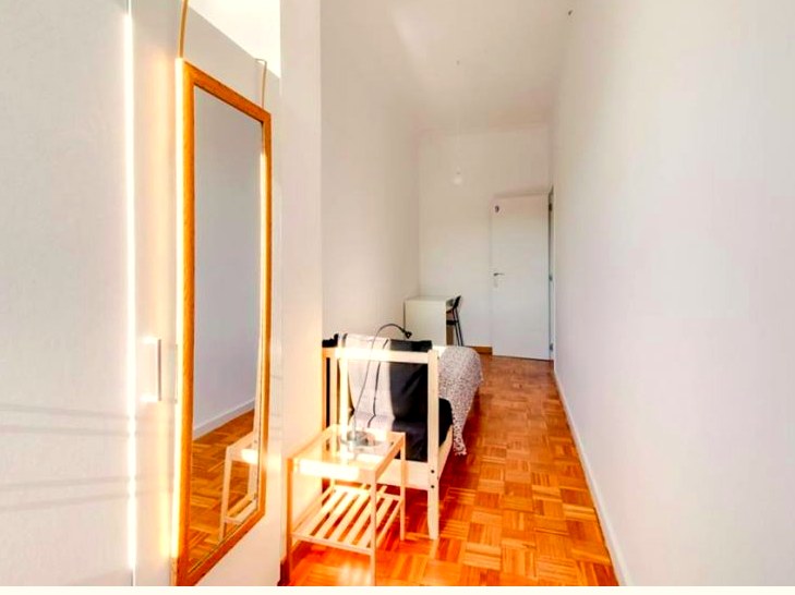 A furnished private student room in Eixample, Barcelona photo 3