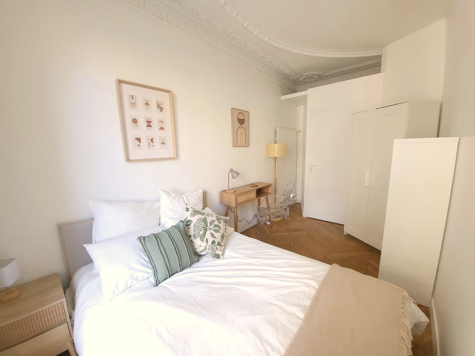 A furnished private student room in 8eme Arrondissement, Paris photo 3