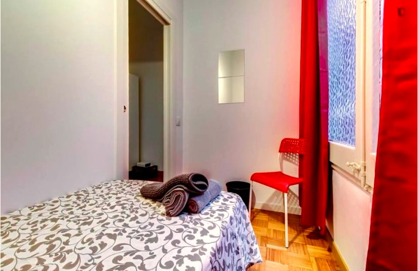 A furnished private student room in Eixample, Barcelona photo 3