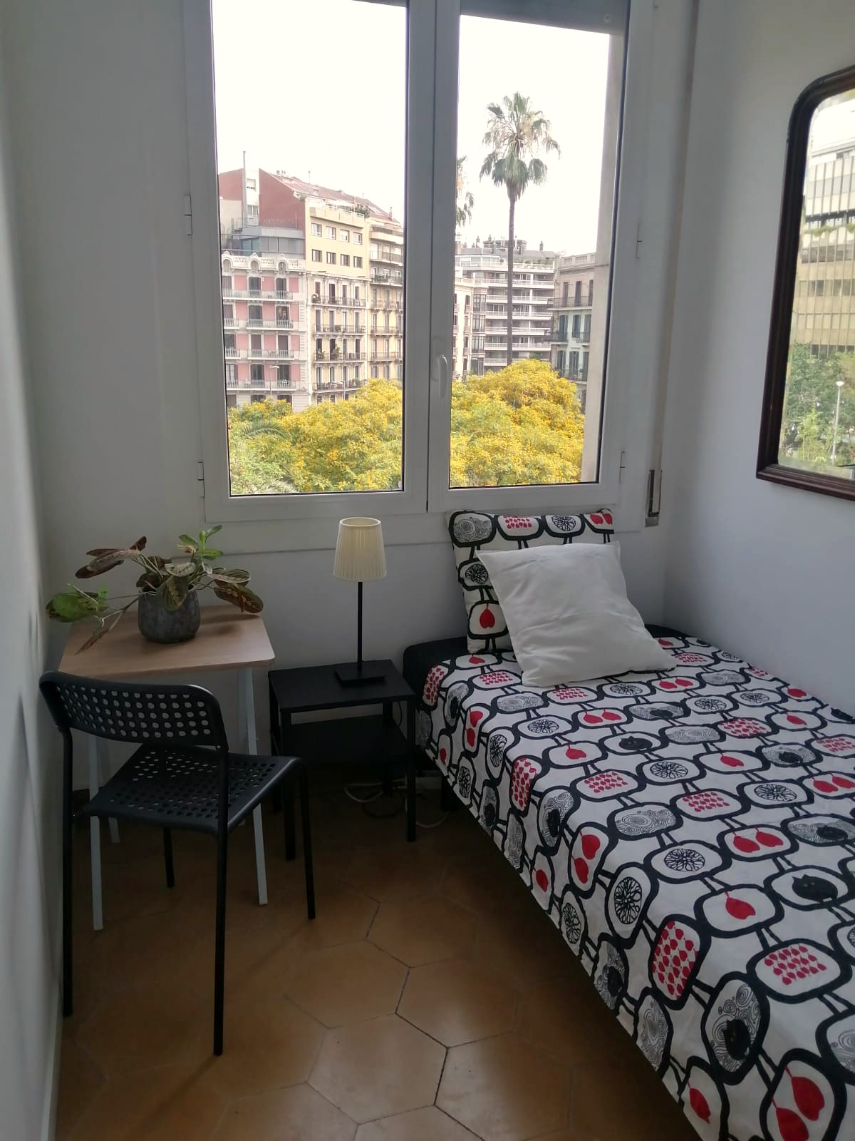 A furnished private student room in Eixample, Barcelona