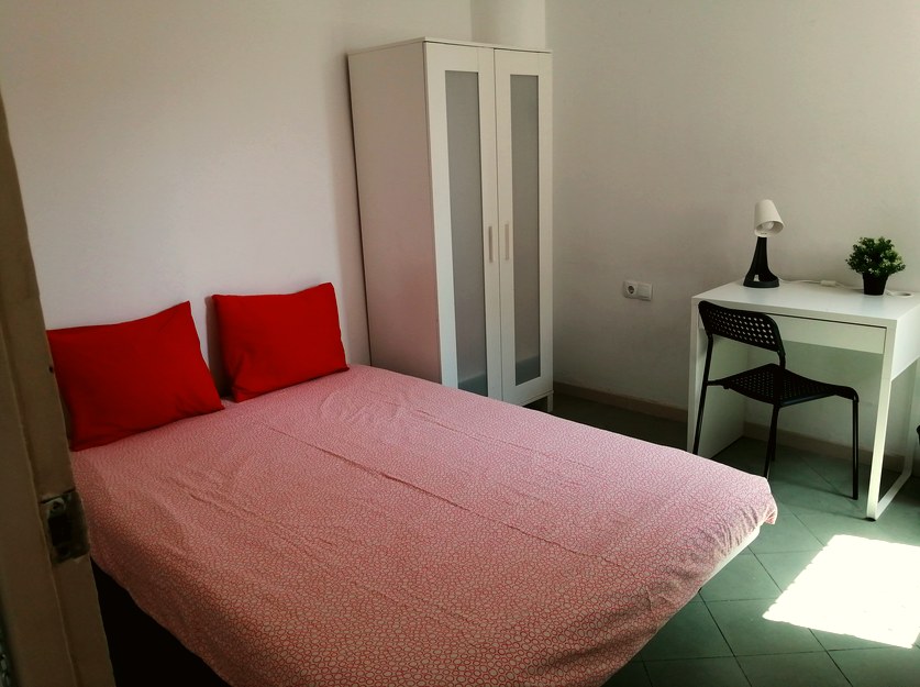 A furnished private student room in Eixample, Barcelona