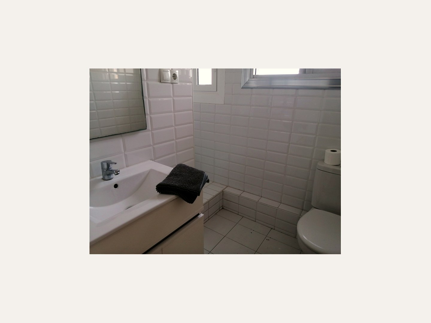 Jump In Muntaner II — Bathroom 2 — washbasin and toilet