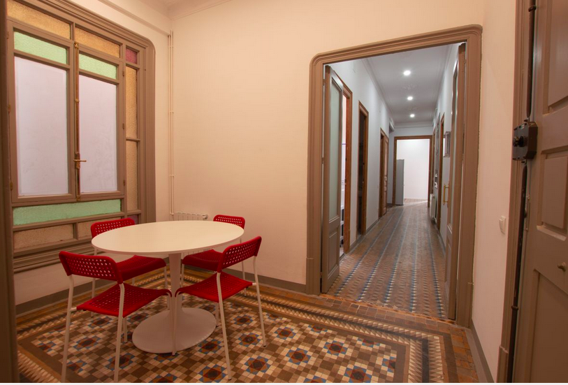 Jump In Balmes — Common dining area
