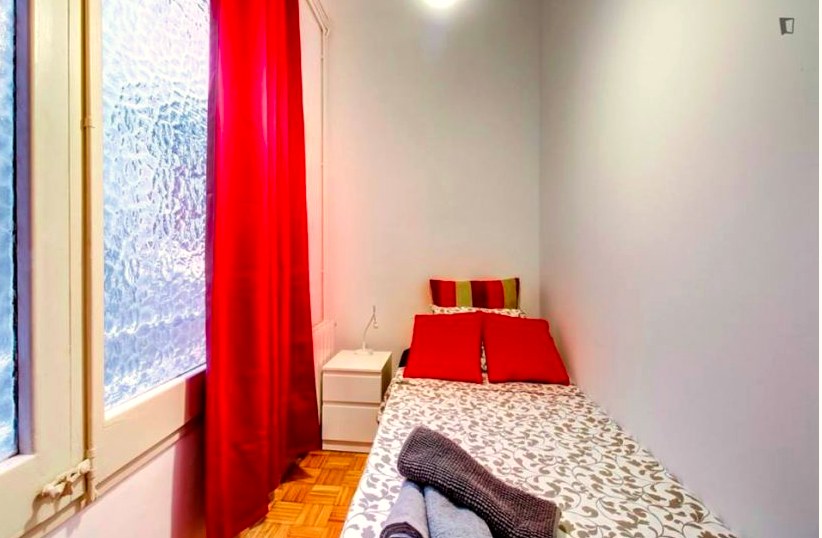 A furnished private student room in Eixample, Barcelona photo 2