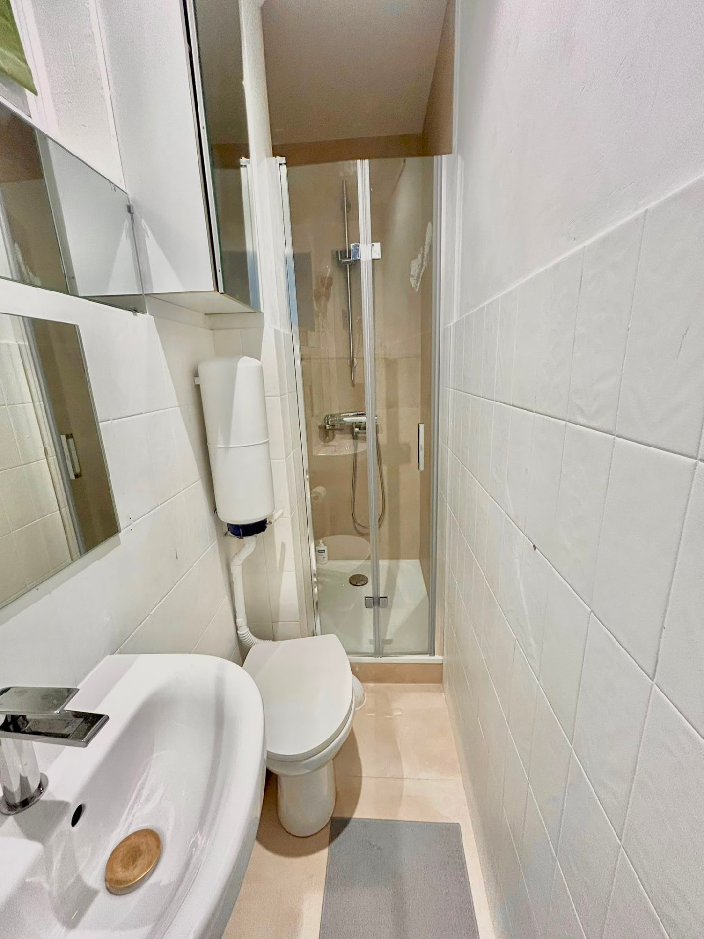 Jump In Pouchet — Shared bathroom — washbasin, toilet and shower