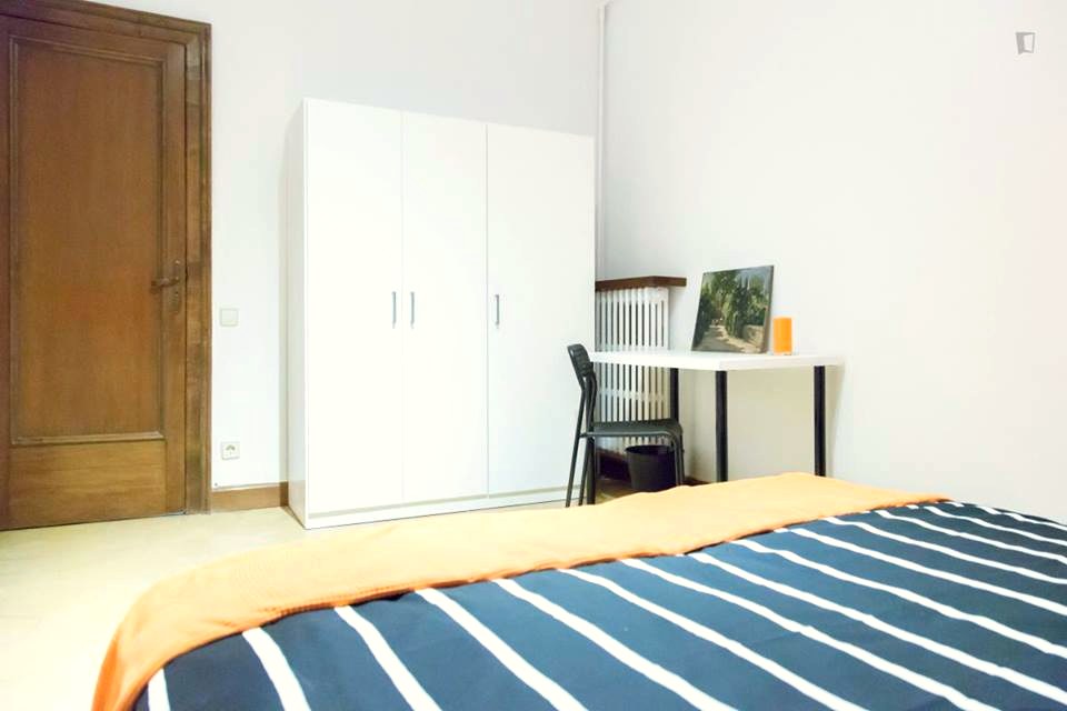 A furnished private student room in Eixample, Barcelona photo 3