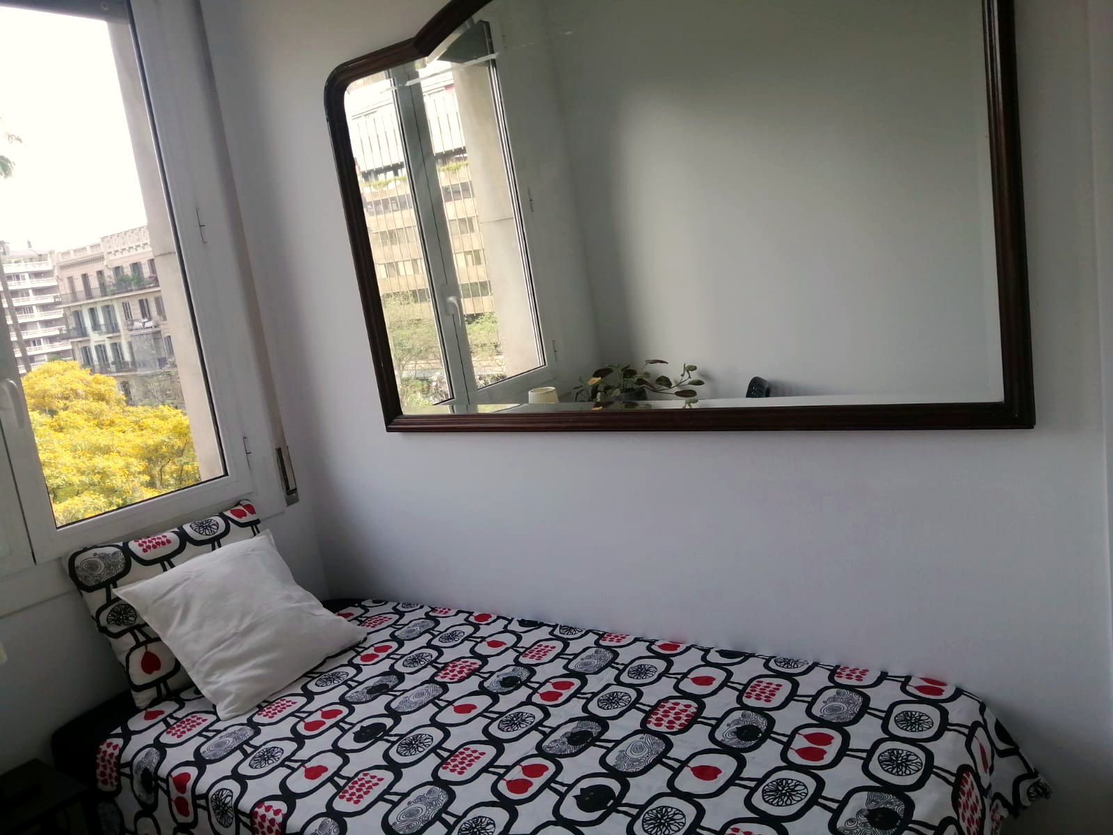 A furnished private student room in Eixample, Barcelona photo 2