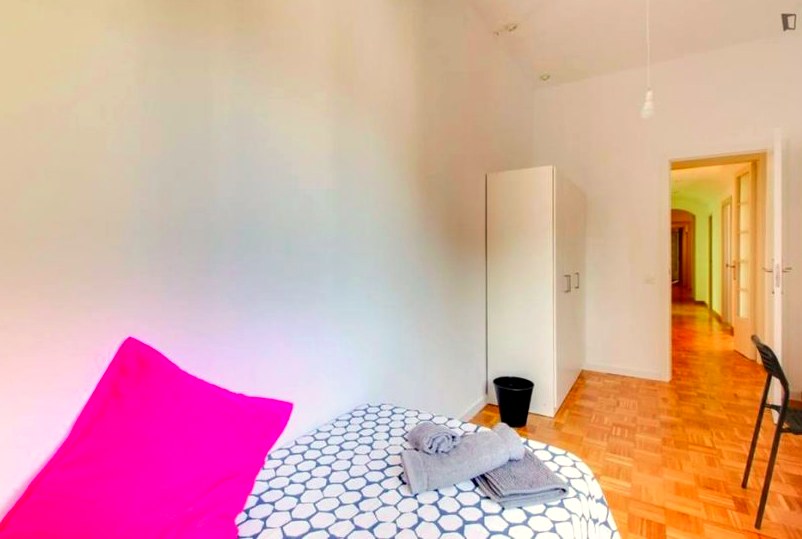 A furnished private student room in Eixample, Barcelona photo 3
