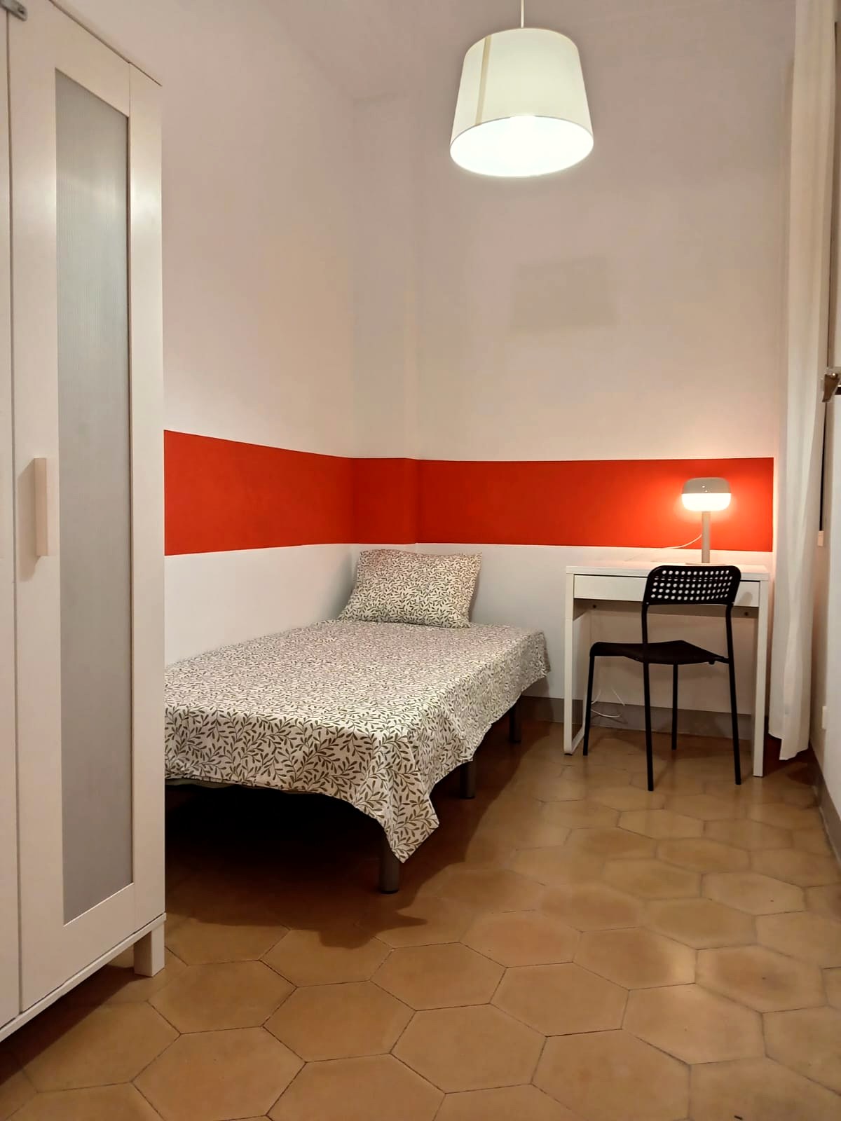 A furnished private student room in Eixample, Barcelona