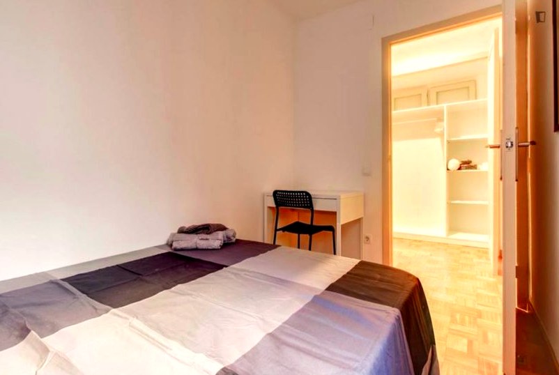 A furnished private student room in Eixample, Barcelona photo 3