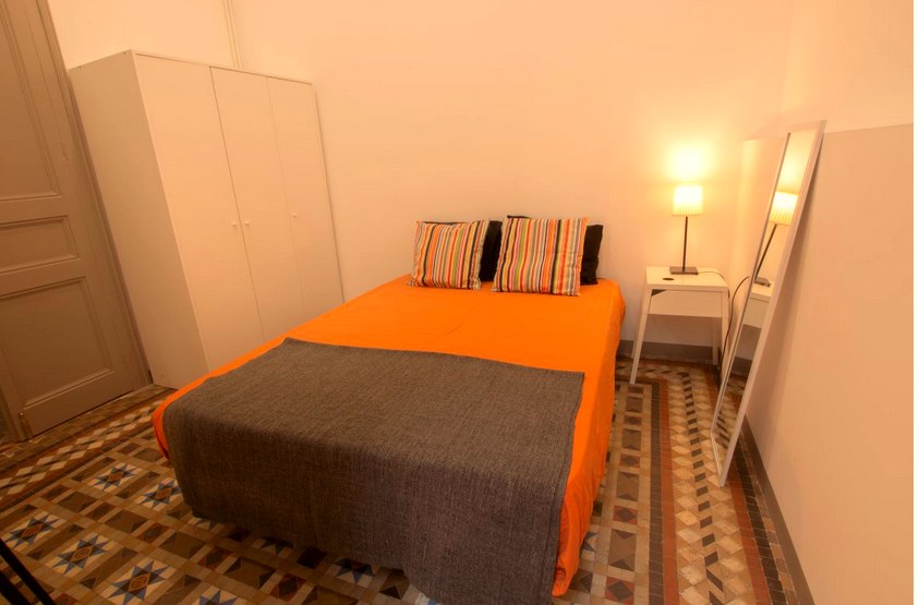 A furnished private student room in Eixample, Barcelona photo 2