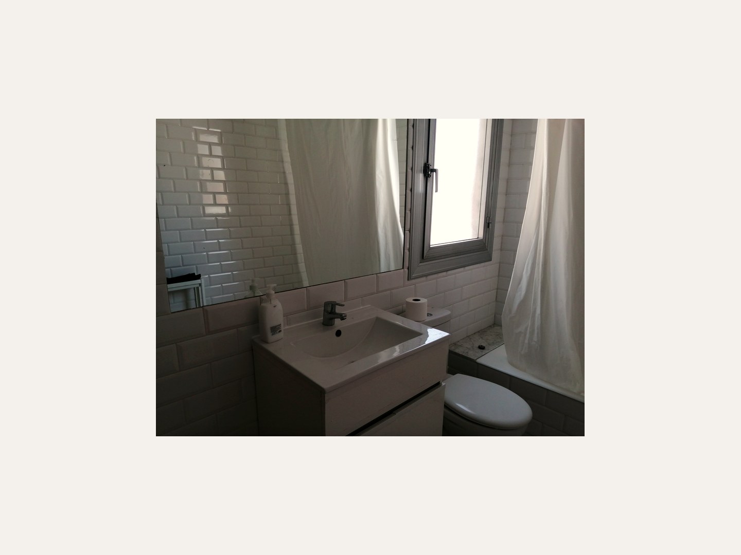 Jump In Muntaner II — Bathroom 1 — washbasin and toilet