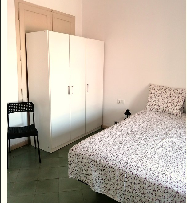 A furnished private student room in Eixample, Barcelona photo 2
